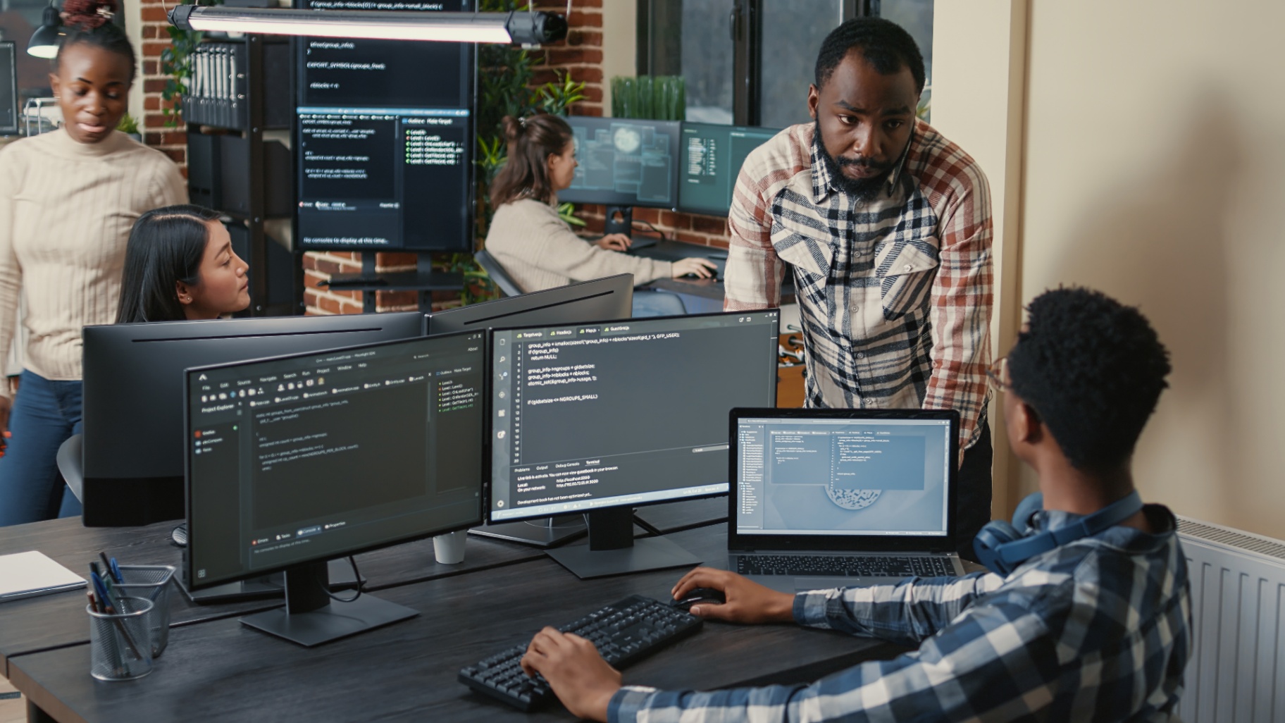 Équipe informatique travaillant ensemble sur les outils d’une entreprise
