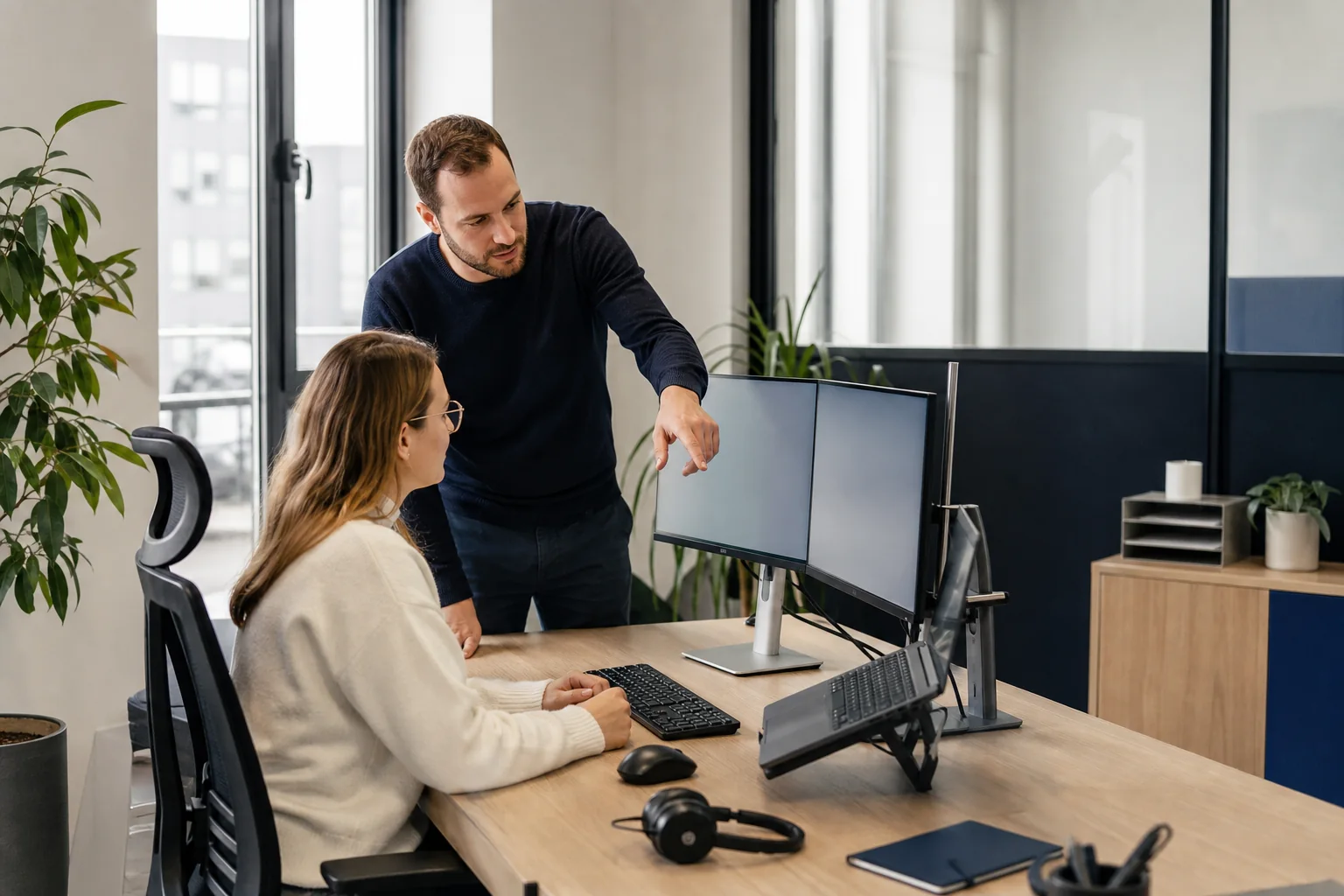 Technicien configurant un poste de travail professionnel à Paris
